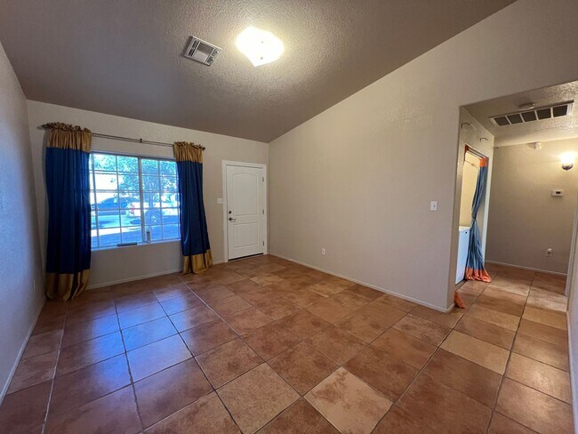 Foto del edificio - 4 BEDROOM HOME WITH SOLAR!
