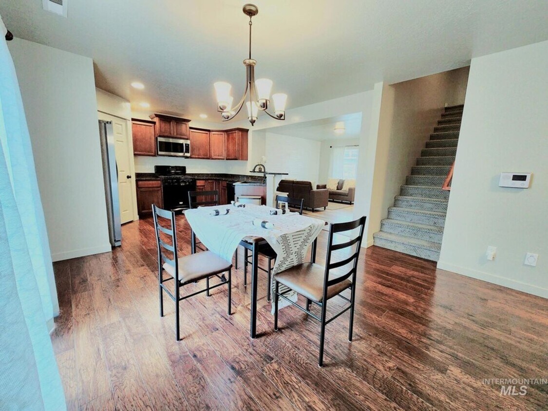 Foto principal - Welcome Home - 4 Bedroom 2.5 bath Home in ...