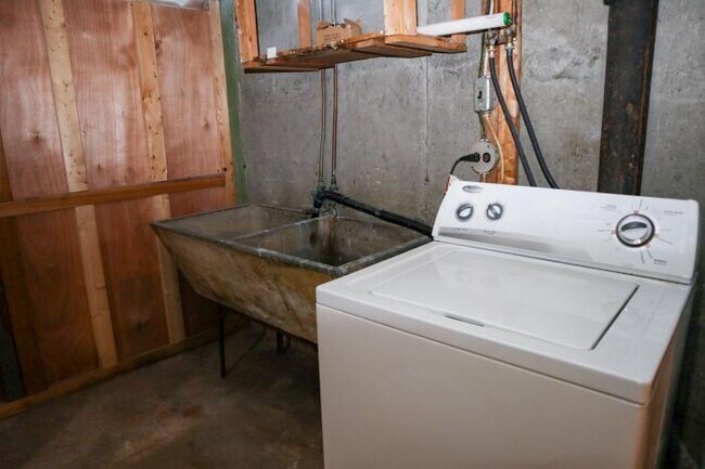 Building Photo - 3 bedroom in Worcester MA 01606