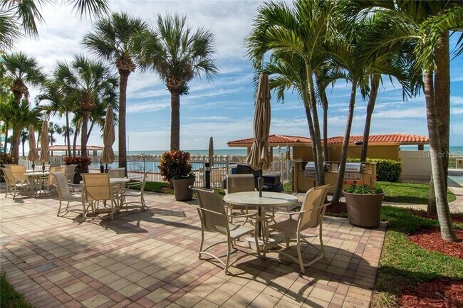 Parrilla junto a la piscina - 880 Mandalay Ave