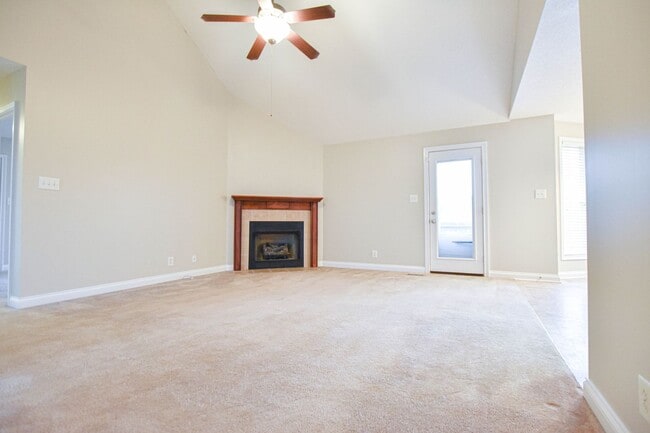 Building Photo - Pet Friendly Three Bedroom!
