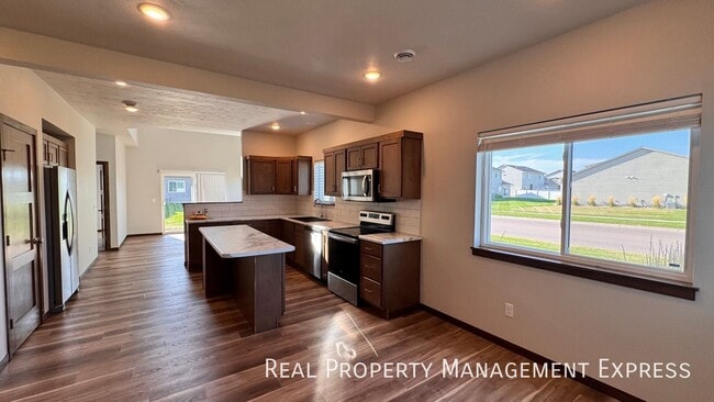 Building Photo - 5501 S Huntwood Ave
