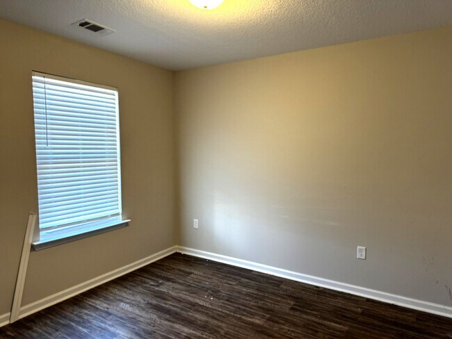 Building Photo - 433 Andover Dr