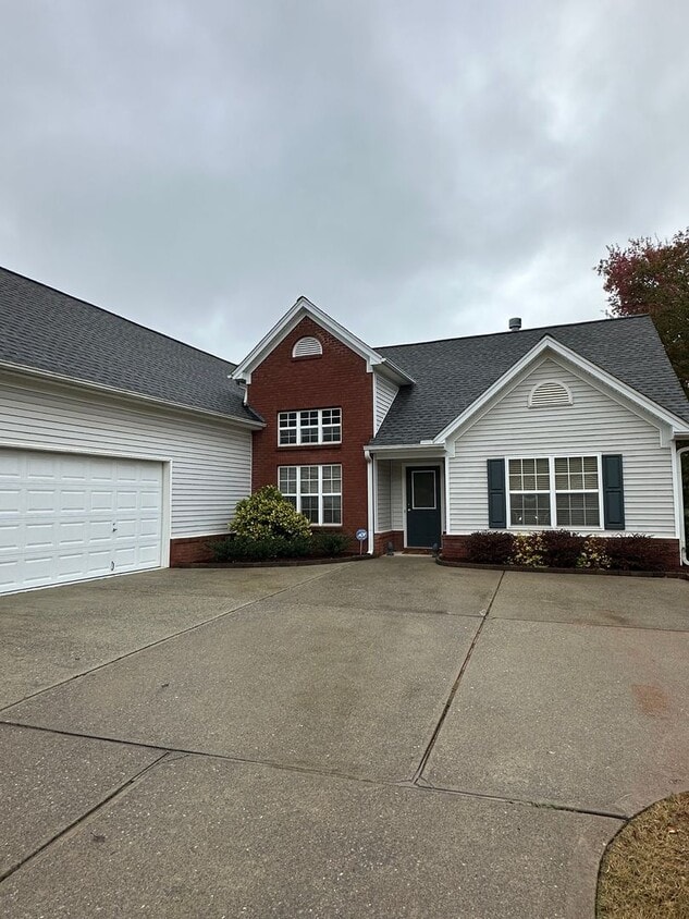 Foto principal - 4 Bedroom home in Gainesville!