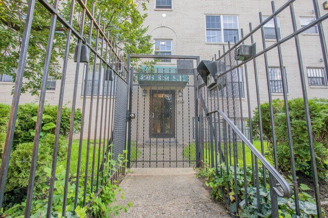 Foto del edificio - Lovely 2 BR/2 BA Top-Floor Apartment in Ma...