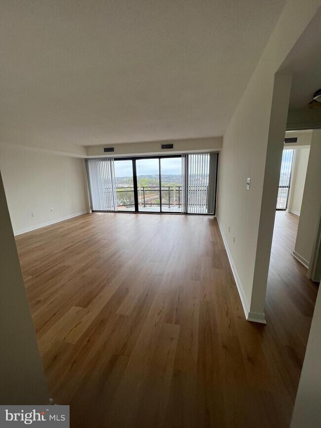 Foto del edificio - 1530 Key Blvd
