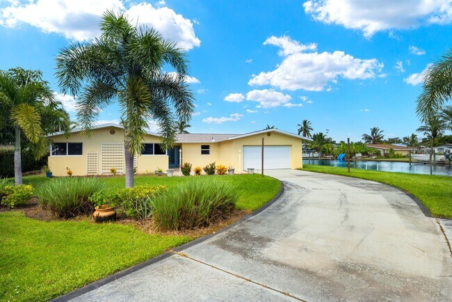 Building Photo - Riverfront Home with OVERSIDED YARD RENTAL in Fort Myers