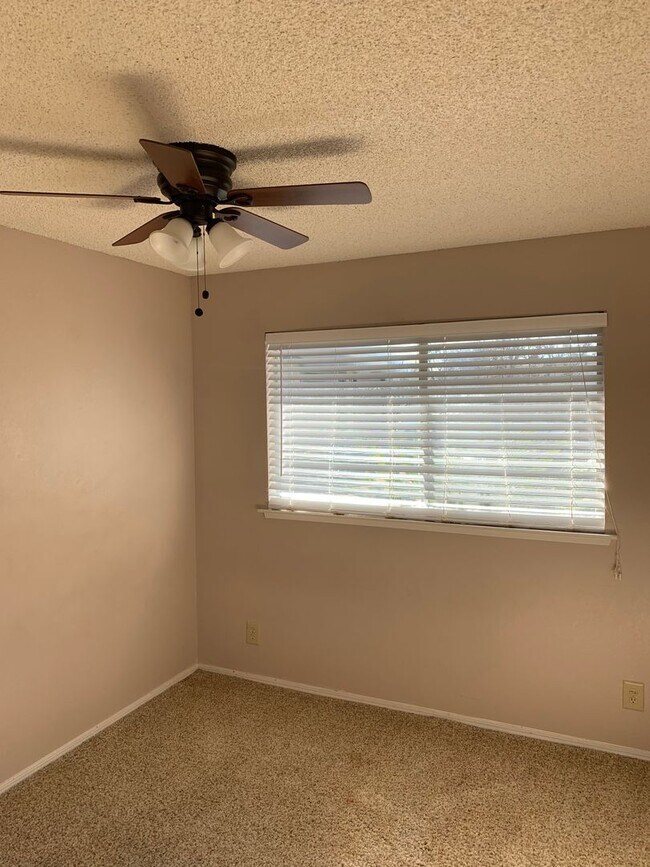 Foto del edificio - 112 N Lemoore Ave