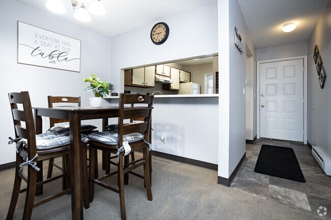 2HAB, 1BA - 900 ft² - Ontario Village Apartments - Deluxe  2 Bedroom, 1 & 2 bath , Furnished  Apartment Options