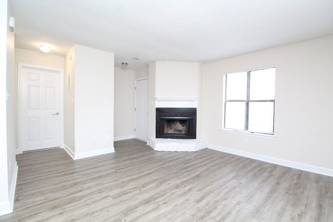 Building Photo - Cute 2/1 Duplex Unit ~Ready NOW ~ No pets ...