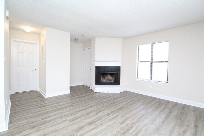 Foto del edificio - Spacious 2BD/1BA Apartment in Benjamin Oak...