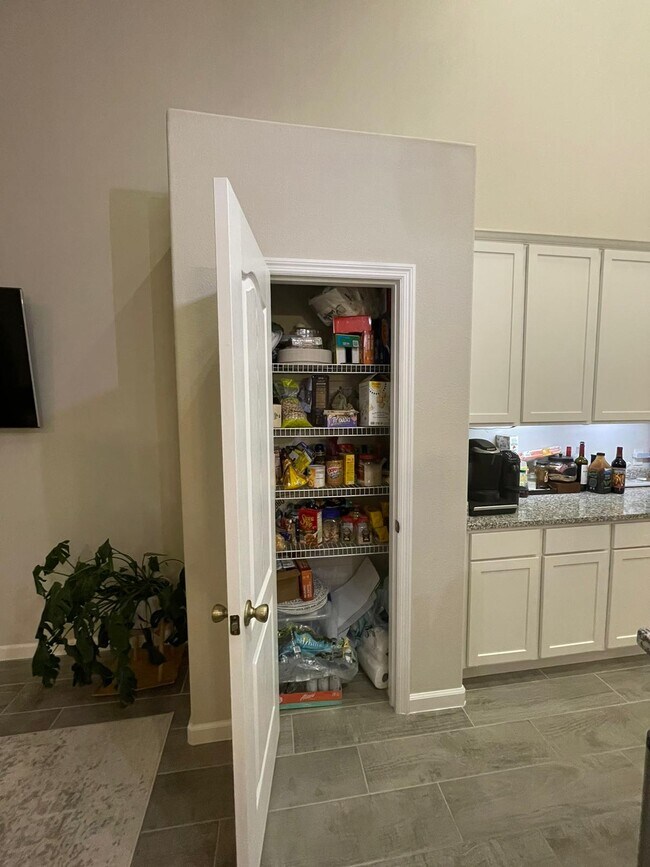 Building Photo - 719 Simeon Dr