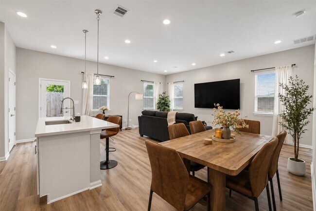 Foto del edificio - 8135 Esther Acres Ln