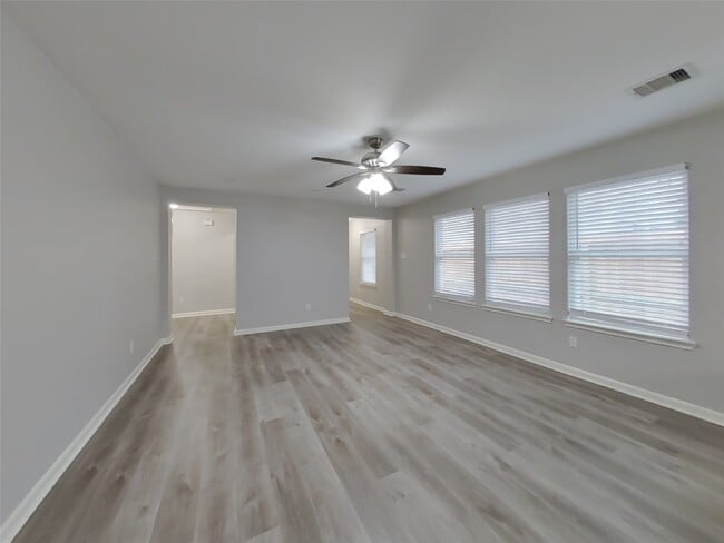 Foto del edificio - 6535 Providence View Ln