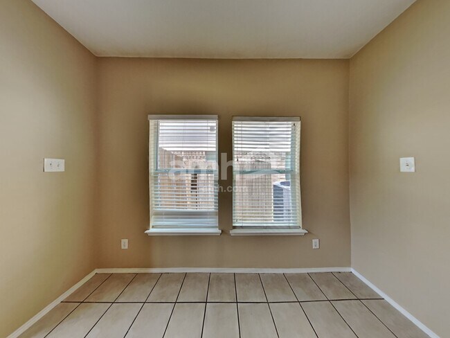 Foto del edificio - 18250 Eton Ridge Ct
