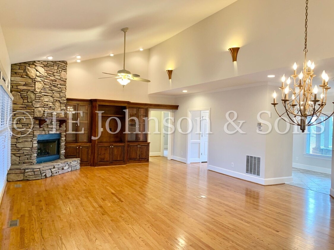 Primary Photo - Gorgeous Three Bedroom in Tobaccoville- Mu...