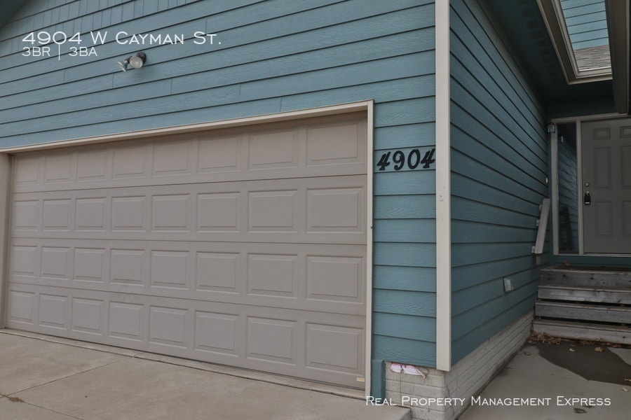 Primary Photo - Large 3 bedroom with HUGE walk in closet!