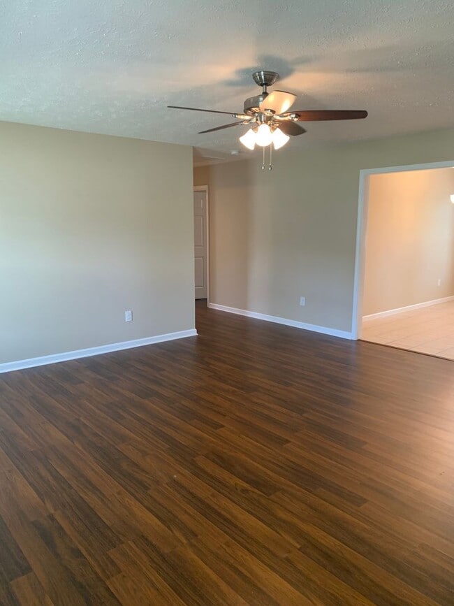 Building Photo - Beautiful 3 Bed, 2 Bath home located in Ma...
