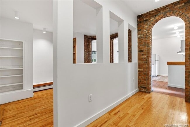 Foto del edificio - 239 Bradley St