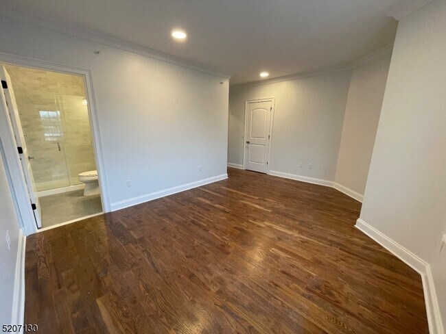 Building Photo - 226 Morris Ave