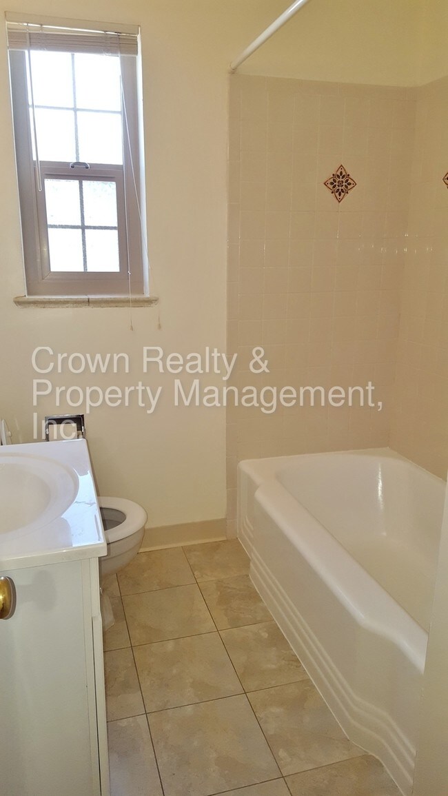 Building Photo - 1215 Foyer Ave