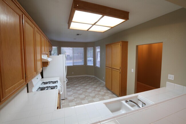 Building Photo - 739 Edenderry Dr