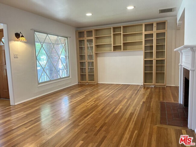 Building Photo - 1808 N Edison Blvd