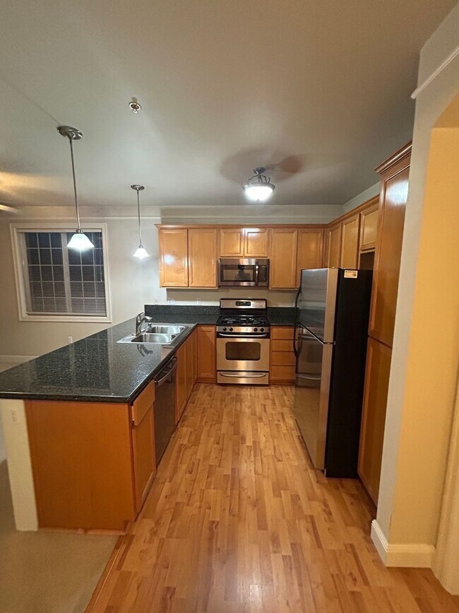 Building Photo - 2B, 2BA Top-Floor condo in South Renton wi...