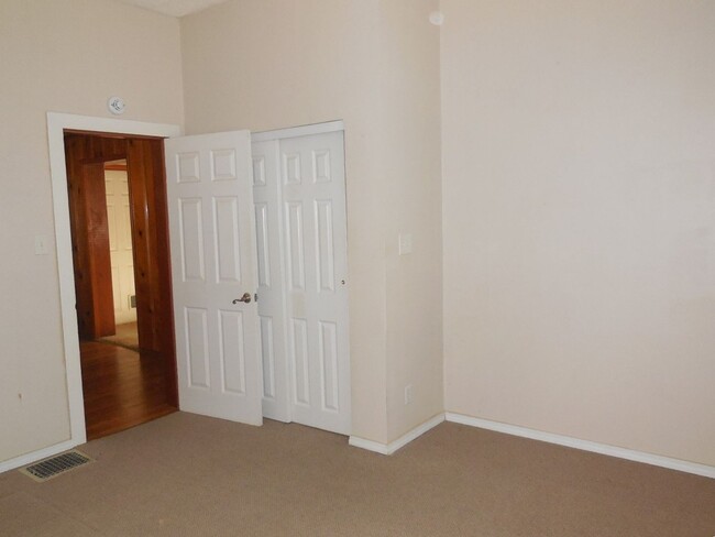 Foto del edificio - Large Two Bedroom Home with Full Basement ...