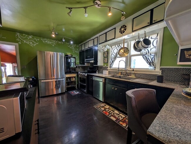 Building Photo - Stunning 4 Bedroom Normal Hill House - Pet-Friendly!