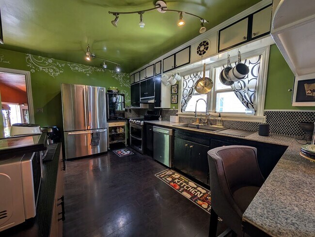 Foto del edificio - Stunning 4 Bedroom Normal Hill House - Pet-Friendly!