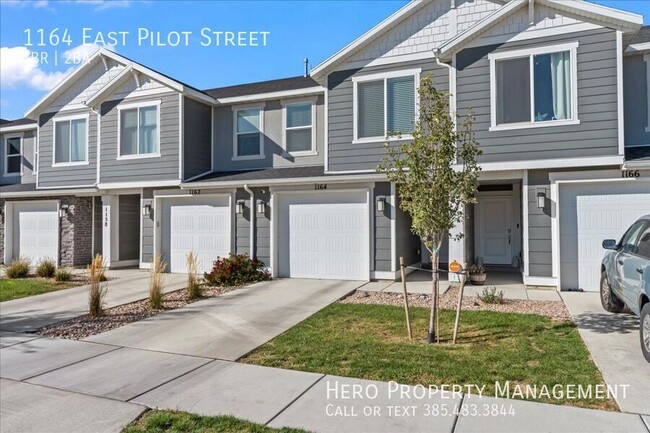 Building Photo - Fantastic Gorgeous Townhome! HALF OFF FIRS...