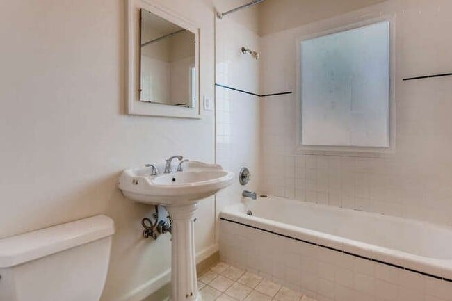 Photo - 5134 SE Hawthorne Blvd Apartment