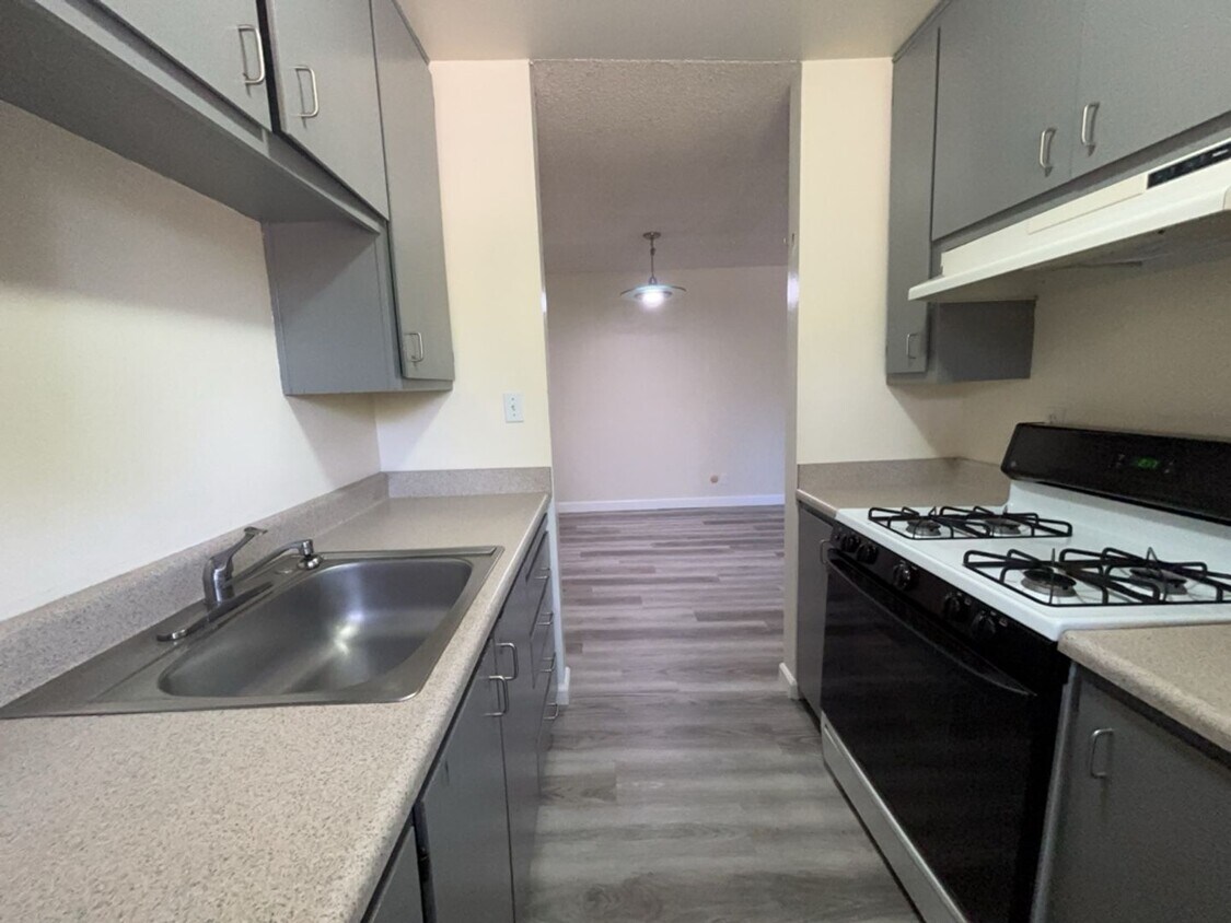 Foto principal - 2 bedroom 1 bath upstairs 4-Plex unit
