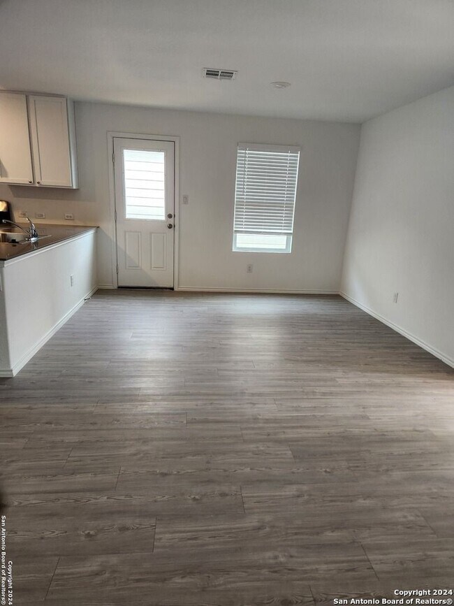 Foto del edificio - Well Maintained 4-Bedroom Home Near Lackland AFB