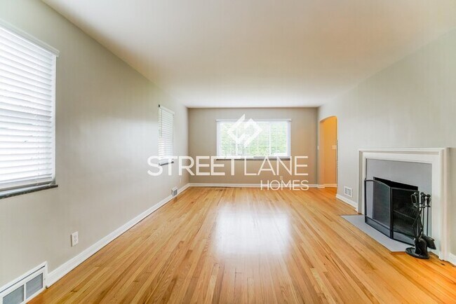 Building Photo - REDUCED!