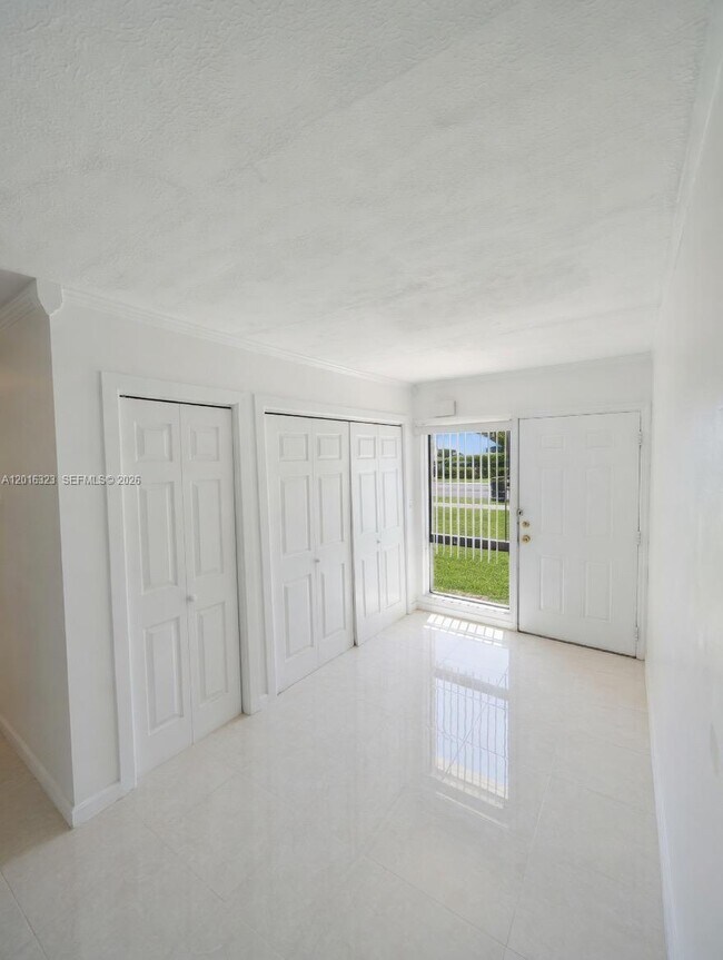 Foto del edificio - 261 NE 40th St