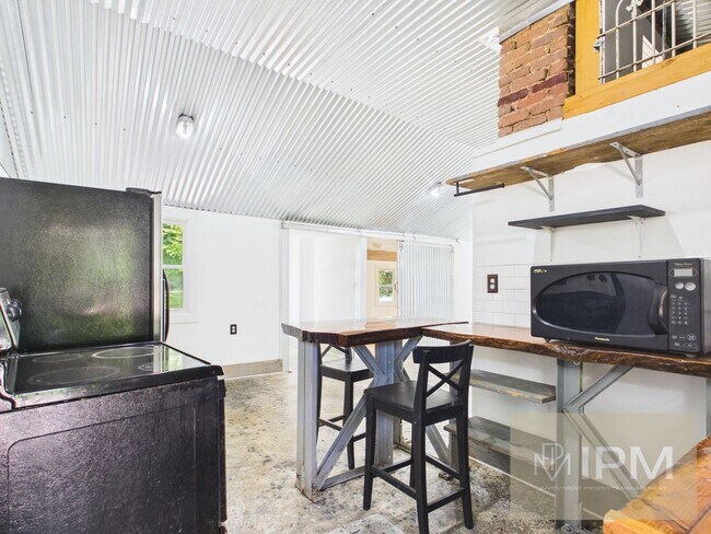 Foto del edificio - 2451 Log Cabin Rd