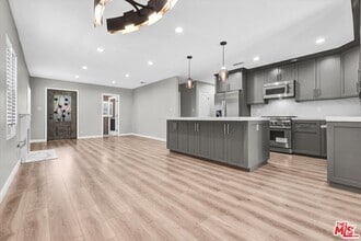 Building Photo - 13964 La Maida St
