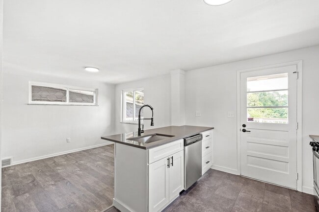 Building Photo - AVAILABLE AUGUST 1ST!! CHECK OUT THIS GORGEOUS 3 BEDROOM!