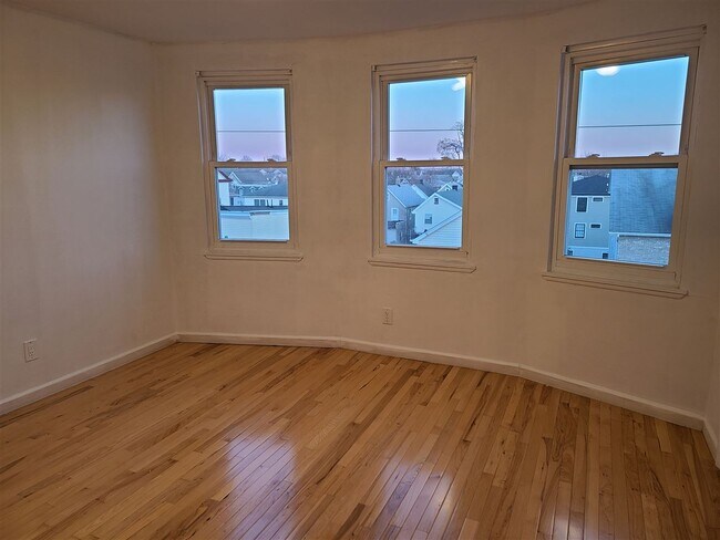 Building Photo - 437 Elm St