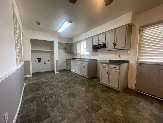 Building Photo - 3/1 on Sandlin Rd Available 9/9/24!!