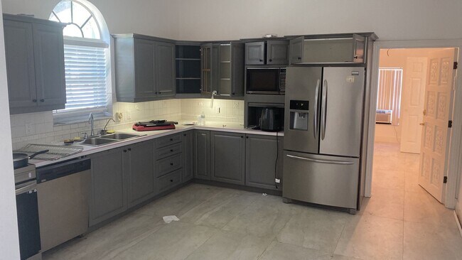 800 NE LLC - 800 NE LLC Apartment