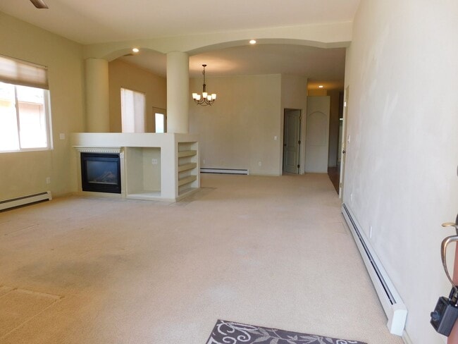 Building Photo - Spacious Duplex in N Grand Junction