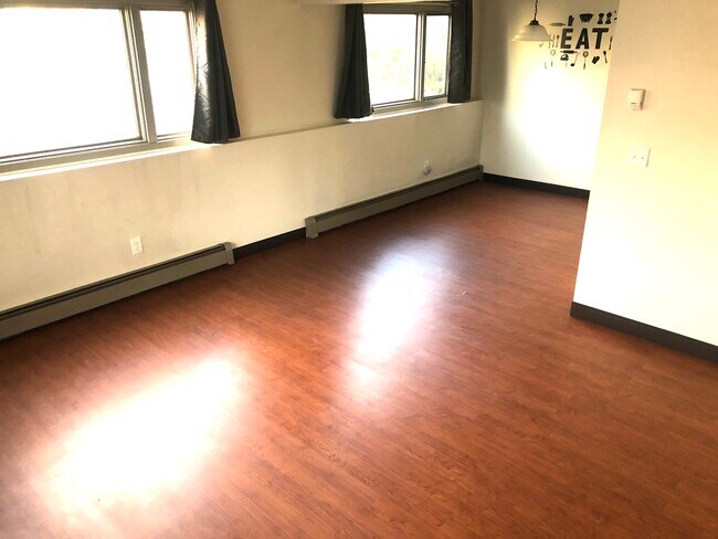 Building Photo - 941 W 76th Ave