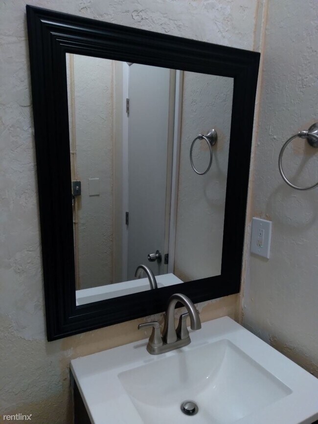 Building Photo - 1 br, 1 bath Duplex - Villa Esmeralda 912 ...