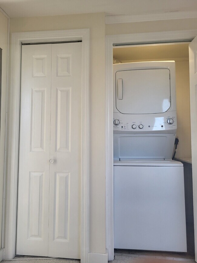 Foto del edificio - Bright 1BR Apartment with Bonus Space – Heat Included | Dover, NH