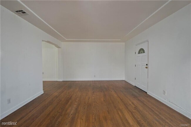 Building Photo - 2 br, 1 bath Triplex - 2214 Fair Oak View Ter
