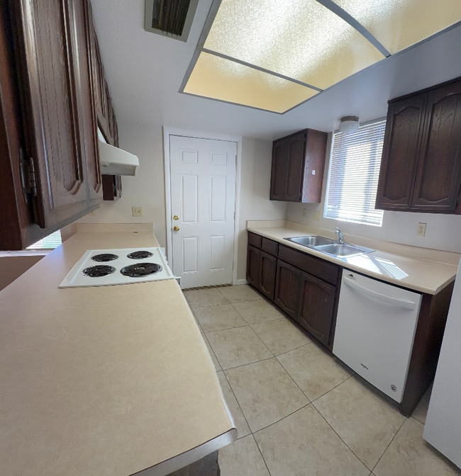 Building Photo - 121 E 14th Pl