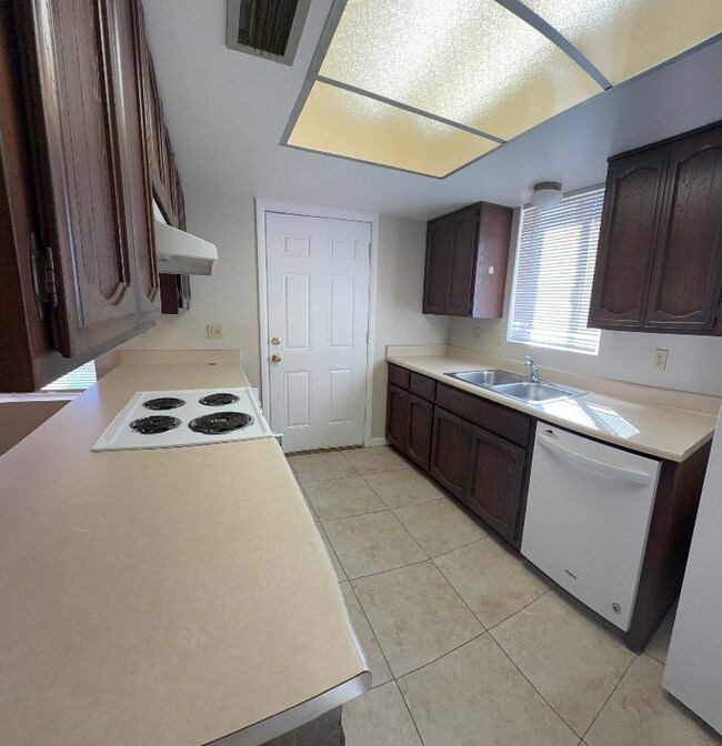 Foto del edificio - 121 E 14th Pl